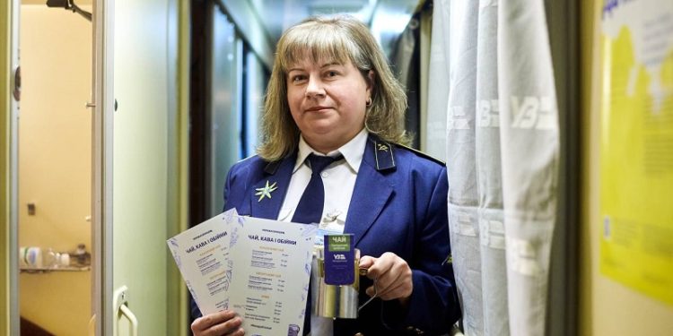 Укрзалізниця повертає в поїзди підстаканники та оновлює меню чаю та кави (фото)
