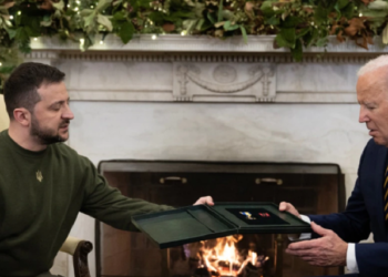 Зеленський передав Байдену нагороду від командира ракетної частини HIMARS на Донбасі