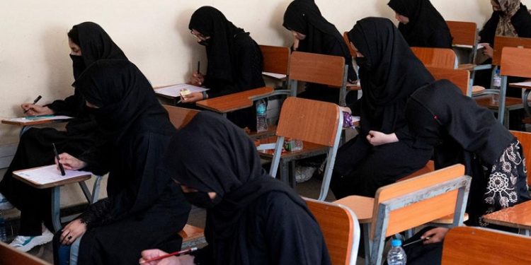 Влада Афганістану заборонила жінкам навчатися в університетах