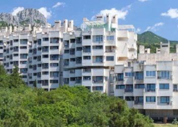 Росіяни підірвали в Криму санаторій “Зорі України”, який є шедевром модернізму (фото, відео)