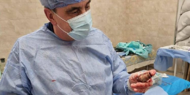 Військові лікарі видалили з тіла бійця гранату ВОГ, що не розірвалася