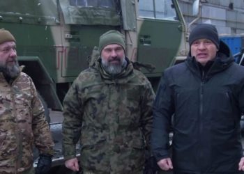 “Українська команда” передала “Правому сектору” позашляховик Iveco (відео)