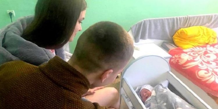 Військовий з передової приїхав на партнерські пологи на Хмельниччину