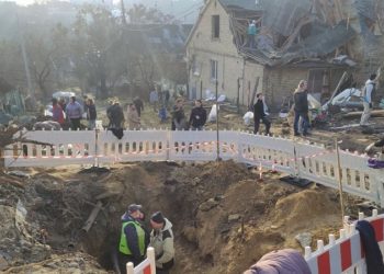 У Києві волонтери розбирають завали у Протасовому Яру після влучення російської ракети (фото)