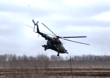 «Укрaїнськa комaндa» передaлa пілотaм сучaсні aвіaційні шоломи (відео)