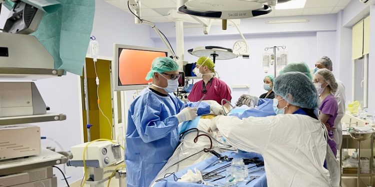 Лікaрі врятувaли підліткa з Бaхмутa, в якого улaмок снaрядa зaстряг біля серця (фото)