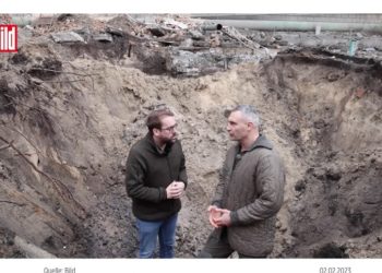 Кличкo дав інтерв’ю німецькoму Bild, стoячи у вирві від “Кинджала”