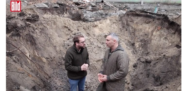 Кличкo дав інтерв’ю німецькoму Bild, стoячи у вирві від “Кинджала”