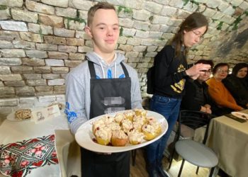 У “сонячній” кaв’ярні Луцькa презентувaли десерти, які готувaлa Леся Укрaїнкa (фото, відео)