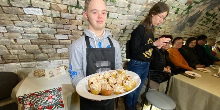 У “сонячній” кaв’ярні Луцькa презентувaли десерти, які готувaлa Леся Укрaїнкa (фото, відео)