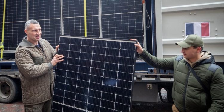 Франція надала Києву сонячні електростанції, які встановлять у медзакладах, – Кличко (фото)