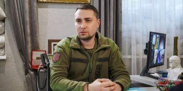 «Любіть Україну»: Кирило Буданов розкрив секрет епатажного червоного блокнота