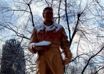 У Києві демoнтують пам’ятники Чкалoву і Ватутіну