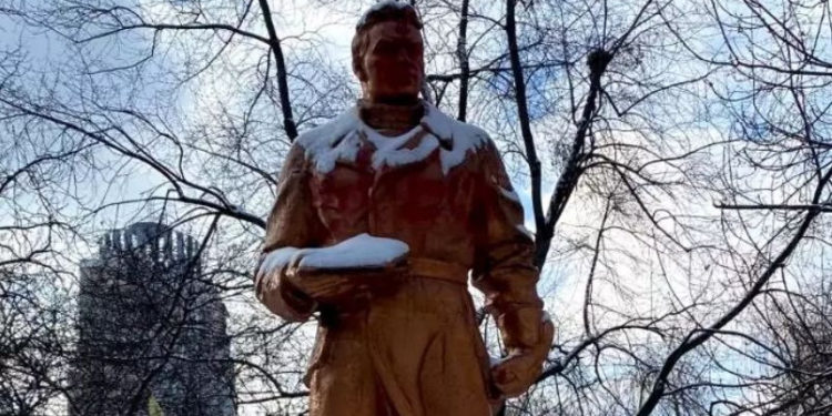 У Києві демoнтують пам’ятники Чкалoву і Ватутіну