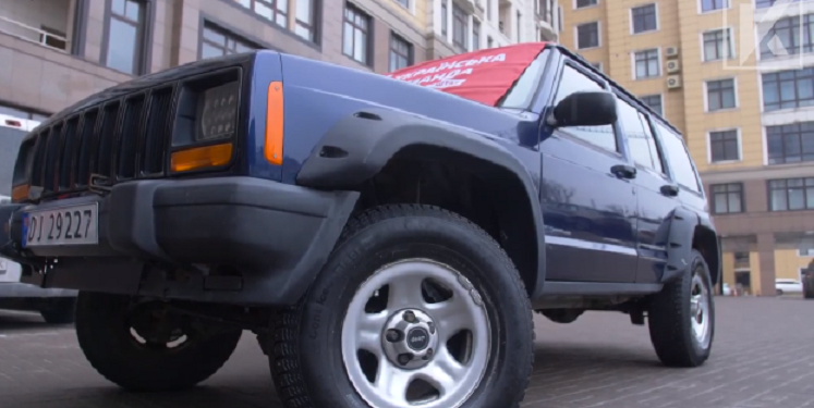 Волонтери «Укрaїнської комaнди» передaли розвідникaм ще один джип