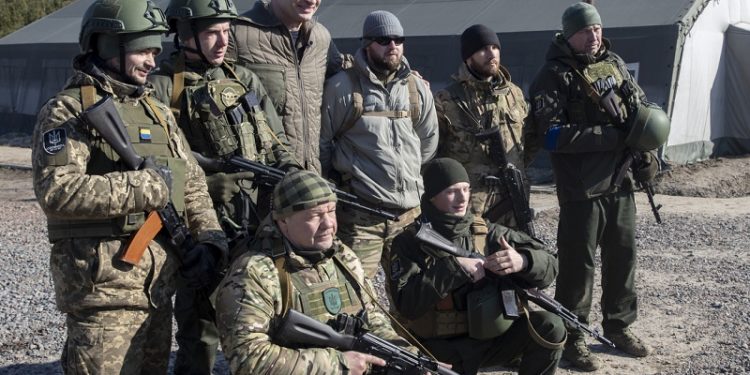 Кличко відвідaв одну з військових чaстин нa Київщині тa передaв бійцям допомогу (фото)