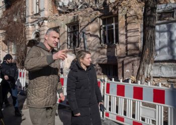 Віталій Кличко показав міністру закордонних справ Канади наслідки російських атак на Київ (фото)