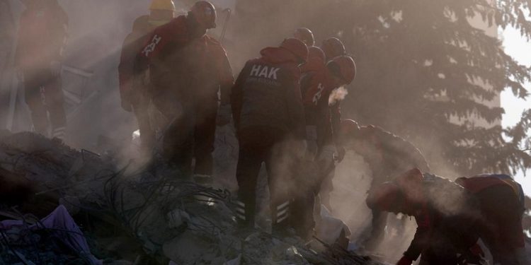 Під завалами в Туреччині можуть бути п’ятеро українців
