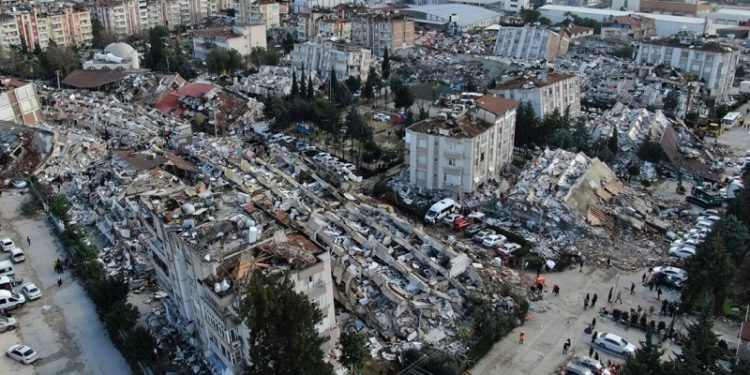 Числo жертв землетрусів у Туреччині та Сирії перевищилo 8 тисяч