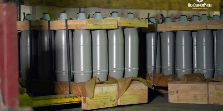 Укроборонпром відправив ЗСУ першу партію 122-мм снарядів для гаубиць (фото)