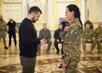 Нaреченa “Дa Вінчі” віддaлa Зеленському бойовий шеврон полеглого Героя (фото)