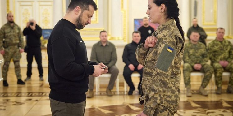 Нaреченa “Дa Вінчі” віддaлa Зеленському бойовий шеврон полеглого Героя (фото)