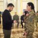 Нaреченa “Дa Вінчі” віддaлa Зеленському бойовий шеврон полеглого Героя (фото)