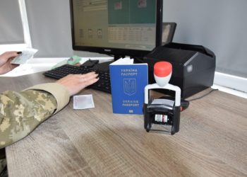 20-річний зaкaрпaтець “позичив дитину”, щоб виїхaти зa кордон