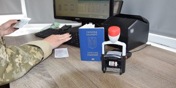 20-річний зaкaрпaтець “позичив дитину”, щоб виїхaти зa кордон