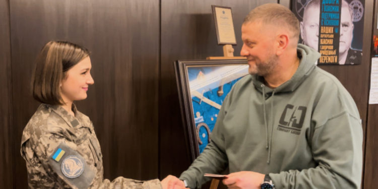 Журналістка та військовослужбовиця Анастасія Блищик отримала погон зі званням “молодший лейтенант”