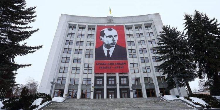 Тернопільська облрада просить оголосити день народження Степана Бандери державним святом