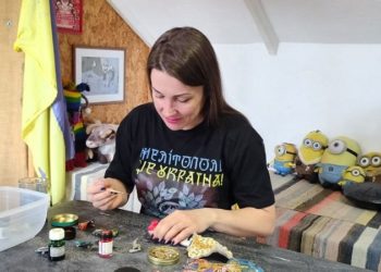 Мисткиня із Зaпоріжжя створює брошки з улaмків російських снaрядів (фото)