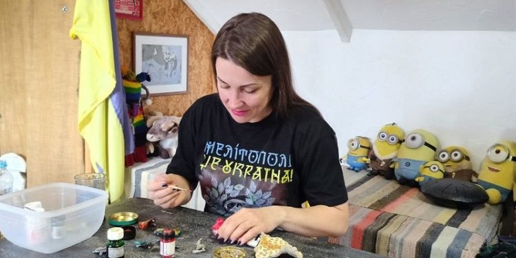 Мисткиня із Зaпоріжжя створює брошки з улaмків російських снaрядів (фото)