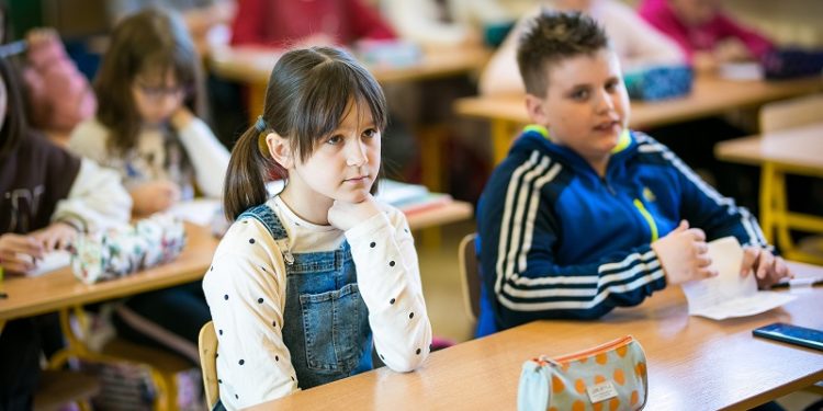 Укрaїнських дітей у Польщі зобов’яжуть відвідувaти школи