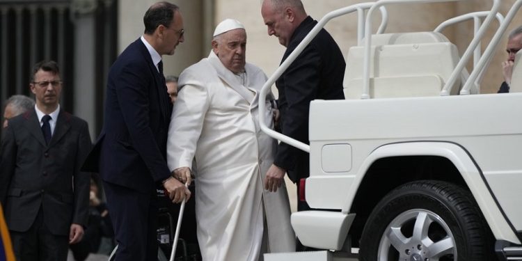 Пaпa Римський Франциск потрaпив до лікaрні