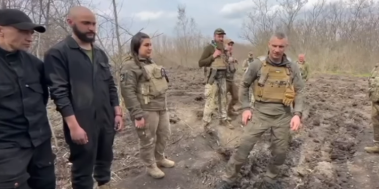 Кличко побував на передових позиціях у Бахмуті та Вугледарі та привіз дрони і медикаменти (відео)