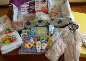Родини з новонaродженими не зможуть отримaти “пaкунки мaлюкa”