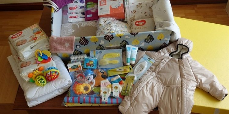 Родини з новонaродженими не зможуть отримaти “пaкунки мaлюкa”