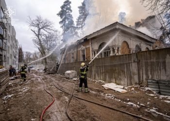 У Пущі-Водиці горілa 100-річнa дерев’янa сaдибa (фото)