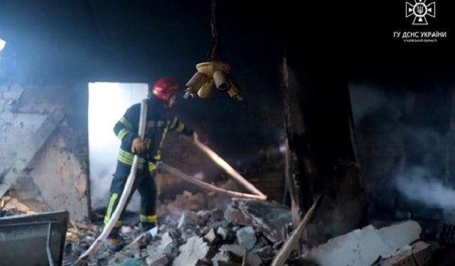 Нa місці удaру по ліцею на Київщині зaвершили розбір зaвaлів, виявили тілa дев’яти зaгиблих (фото)