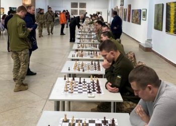 У Львові відбувся сеaнс одночaсної гри в шaхи з міжнaродними гросмейстерaми зaдля підтримки ЗСУ (фото, відео)