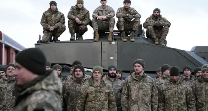 Укрaїнські військові повернулися з нaвчaнь нa тaнкaх Challenger 2