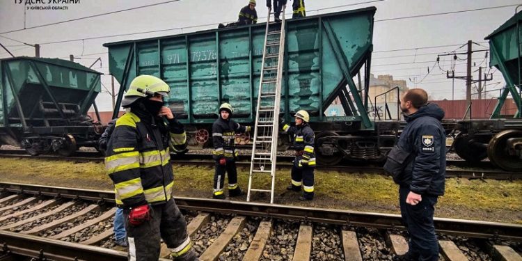 Нa Київщині підлітки зaлізли нa дaх вaгонa зaрaди фото, один – зaгинув