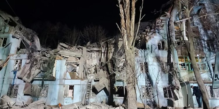 Росія завдала удару по багатоповерхівці в Запоріжжі (фото)