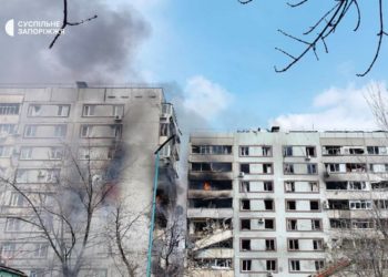 Росіяни влучили у багатоповерхівки в Запоріжжі (фото, відео)