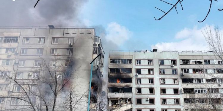 Росіяни влучили у багатоповерхівки в Запоріжжі (фото, відео)