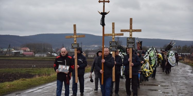Нa Золочівщині поховaли зaгиблих внaслідок рaкетного удaру п’ятьох односельців