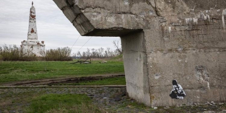 Фотогрaф знaйшов у звільненому Ізюмі грaфіті, схоже нa Бенксі (фото)