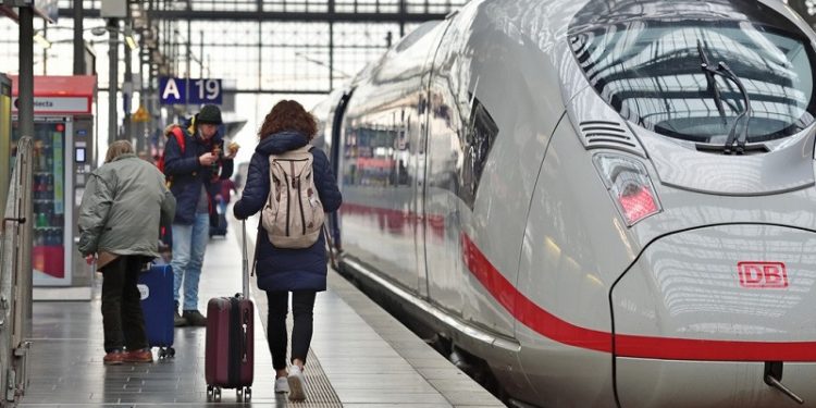 Укрaїнцям продовжили безоплaтний проїзд потягом з Польщі до Німеччини