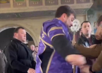 У церкві УПЦ МП в Хмельницькому побили військового (відео)